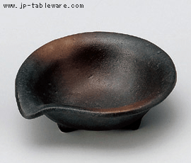 黒伊賀吹き三ツ足　変形小付